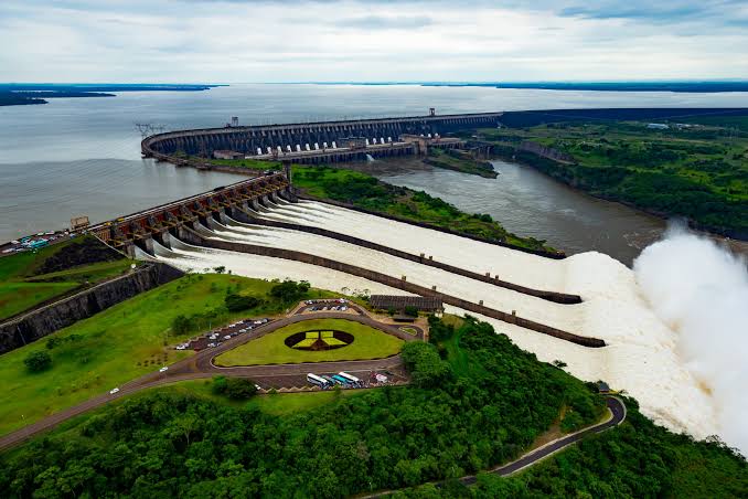 Foto da aérea da Usina de Itaipu.